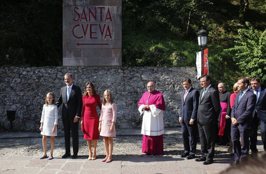 Este Día de Asturias, la princesa Leonor, heredera de la Corona, ha realizado su primera visita a Covadonga. Ha estado acompañada por sus padres, don Felipe y doña Letizia, y su hermana, la infanta Sofía.