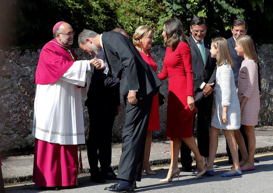 Este Día de Asturias, la princesa Leonor, heredera de la Corona, ha realizado su primera visita a Covadonga. Ha estado acompañada por sus padres, don Felipe y doña Letizia, y su hermana, la infanta Sofía.