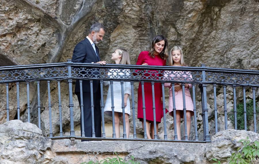 Este Día de Asturias, la princesa Leonor, heredera de la Corona, ha realizado su primera visita a Covadonga. Ha estado acompañada por sus padres, don Felipe y doña Letizia, y su hermana, la infanta Sofía.