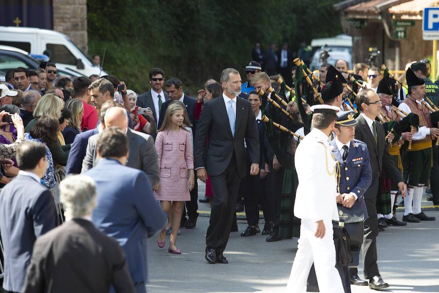 Este Día de Asturias, la princesa Leonor, heredera de la Corona, ha realizado su primera visita a Covadonga. Ha estado acompañada por sus padres, don Felipe y doña Letizia, y su hermana, la infanta Sofía.