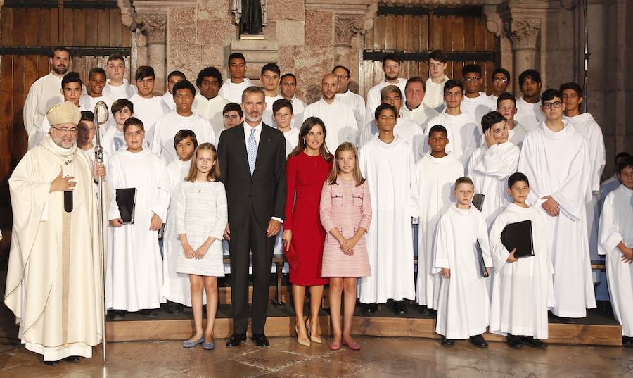 Este Día de Asturias, la princesa Leonor, heredera de la Corona, ha realizado su primera visita a Covadonga. Ha estado acompañada por sus padres, don Felipe y doña Letizia, y su hermana, la infanta Sofía.