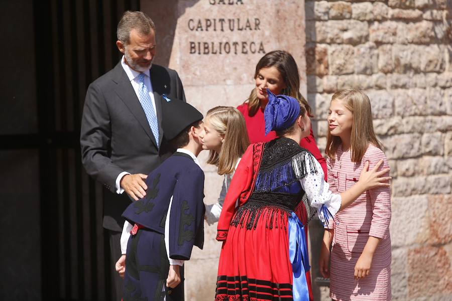 Este Día de Asturias, la princesa Leonor, heredera de la Corona, ha realizado su primera visita a Covadonga. Ha estado acompañada por sus padres, don Felipe y doña Letizia, y su hermana, la infanta Sofía.