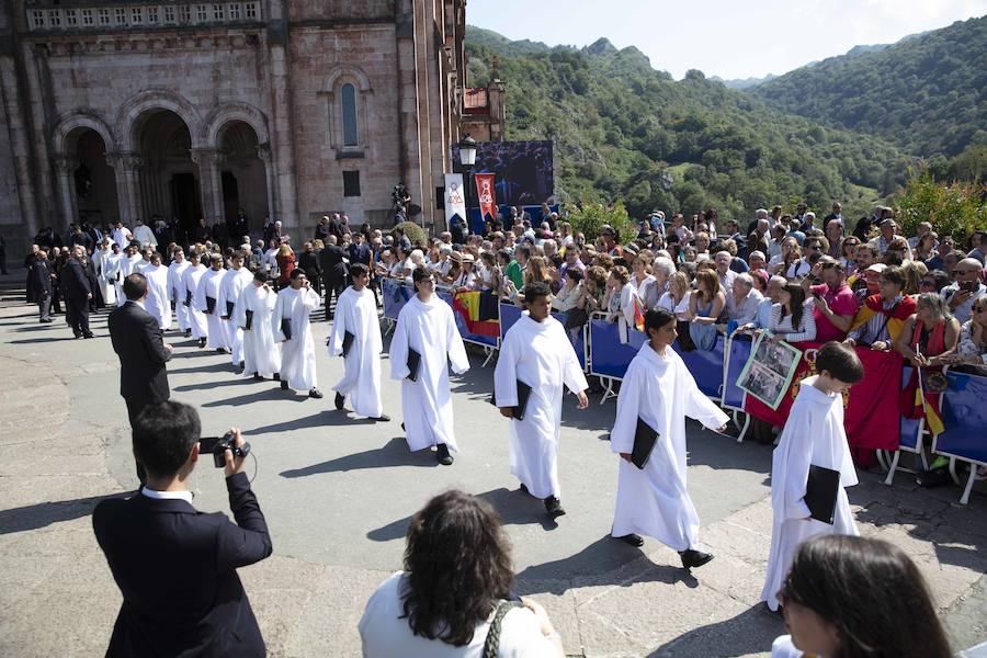 Este Día de Asturias, la princesa Leonor, heredera de la Corona, ha realizado su primera visita a Covadonga. Ha estado acompañada por sus padres, don Felipe y doña Letizia, y su hermana, la infanta Sofía.