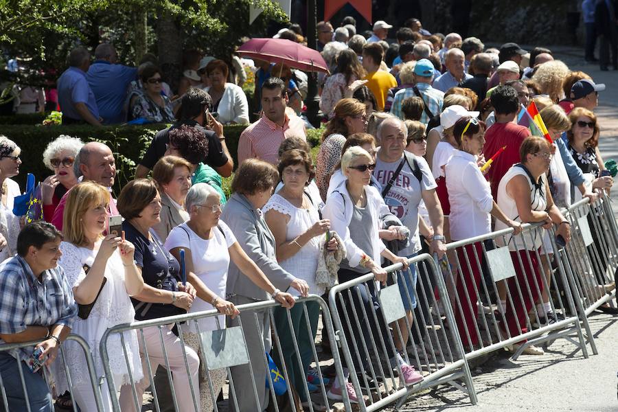 Centenares de personas se han desplazado a Covadonga para ser testigos de un día histórico: la primera visita de la Princesa de Asturias al Real Sitio. 