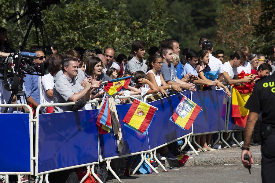 Centenares de personas se han desplazado a Covadonga para ser testigos de un día histórico: la primera visita de la Princesa de Asturias al Real Sitio. 