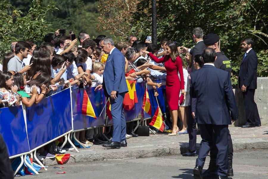 Centenares de personas se han desplazado a Covadonga para ser testigos de un día histórico: la primera visita de la Princesa de Asturias al Real Sitio. 