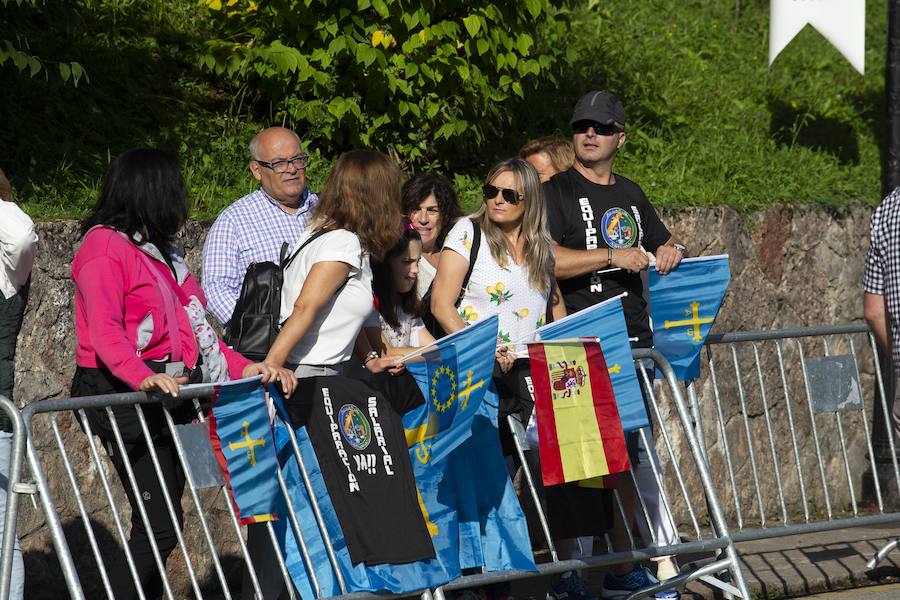 Centenares de personas se han desplazado a Covadonga para ser testigos de un día histórico: la primera visita de la Princesa de Asturias al Real Sitio. 