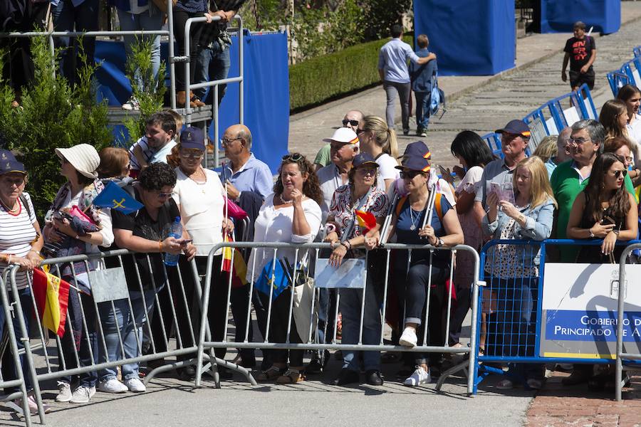 Centenares de personas se han desplazado a Covadonga para ser testigos de un día histórico: la primera visita de la Princesa de Asturias al Real Sitio. 