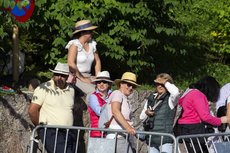 Centenares de personas se han desplazado a Covadonga para ser testigos de un día histórico: la primera visita de la Princesa de Asturias al Real Sitio. 