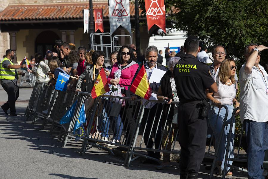 Centenares de personas se han desplazado a Covadonga para ser testigos de un día histórico: la primera visita de la Princesa de Asturias al Real Sitio. 