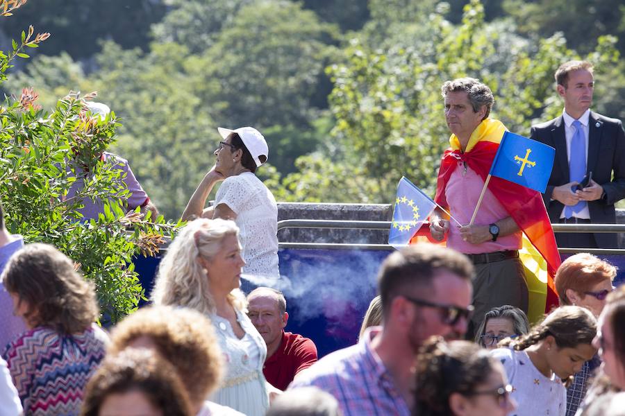 Centenares de personas se han desplazado a Covadonga para ser testigos de un día histórico: la primera visita de la Princesa de Asturias al Real Sitio. 