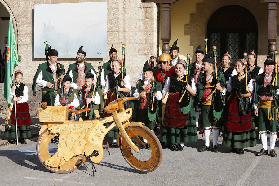 Centenares de personas se han desplazado a Covadonga para ser testigos de un día histórico: la primera visita de la Princesa de Asturias al Real Sitio. 