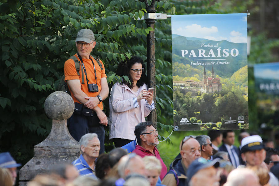 Centenares de personas se han desplazado a Covadonga para ser testigos de un día histórico: la primera visita de la Princesa de Asturias al Real Sitio. 