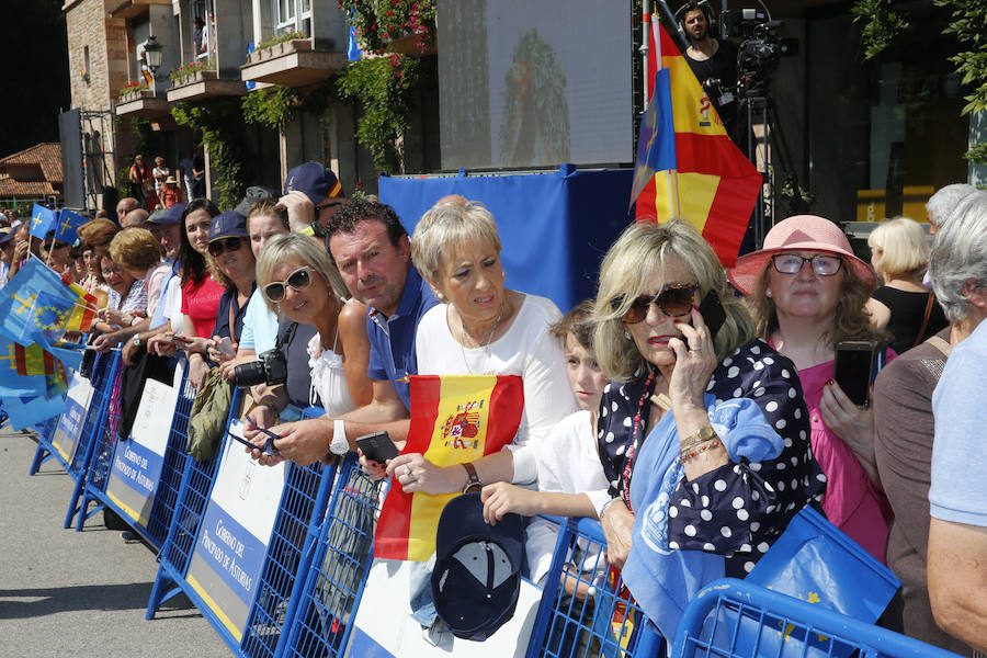 Centenares de personas se han desplazado a Covadonga para ser testigos de un día histórico: la primera visita de la Princesa de Asturias al Real Sitio. 