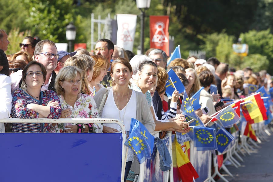 Centenares de personas se han desplazado a Covadonga para ser testigos de un día histórico: la primera visita de la Princesa de Asturias al Real Sitio. 