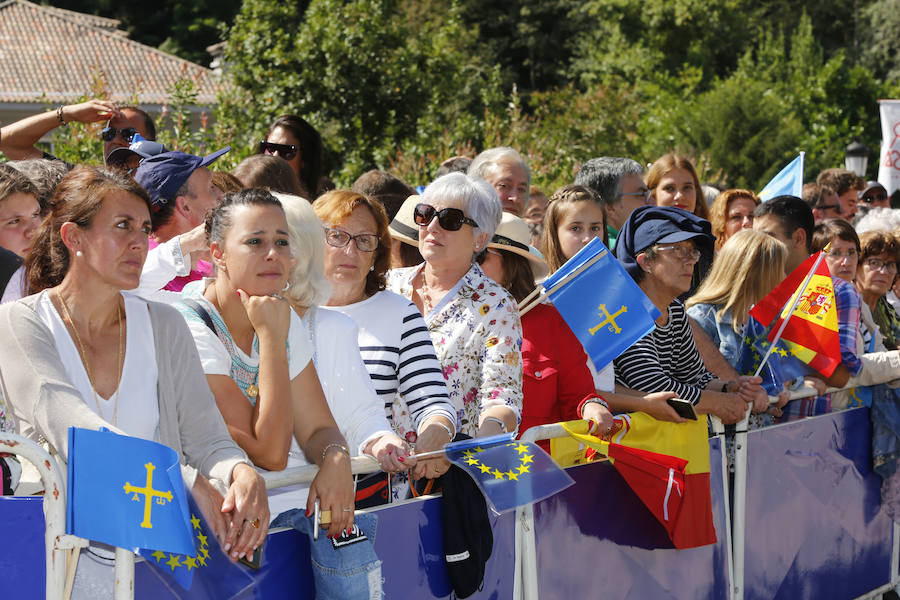 Centenares de personas se han desplazado a Covadonga para ser testigos de un día histórico: la primera visita de la Princesa de Asturias al Real Sitio. 