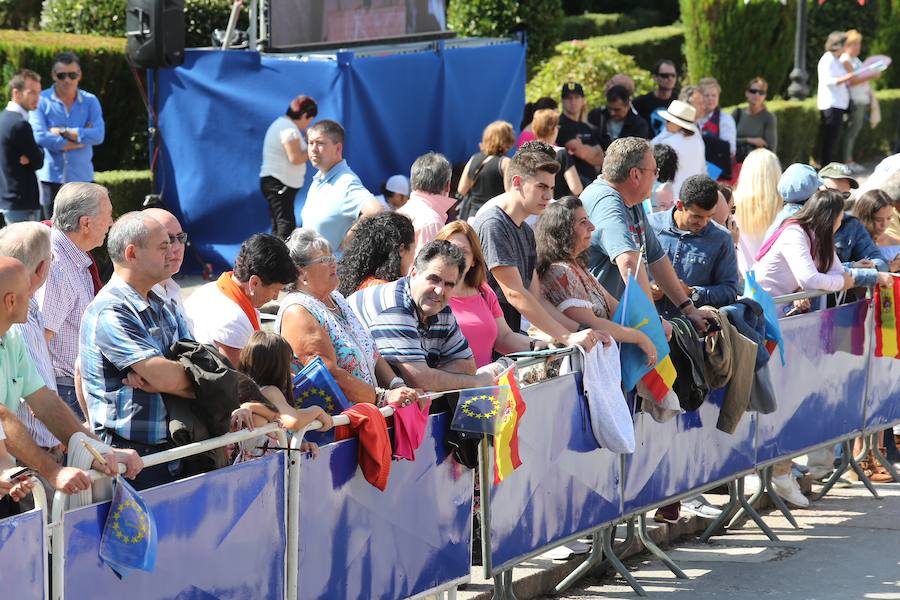 Centenares de personas se han desplazado a Covadonga para ser testigos de un día histórico: la primera visita de la Princesa de Asturias al Real Sitio. 