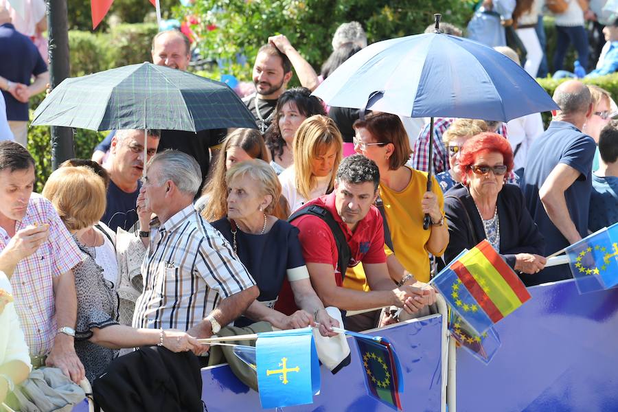 Centenares de personas se han desplazado a Covadonga para ser testigos de un día histórico: la primera visita de la Princesa de Asturias al Real Sitio. 