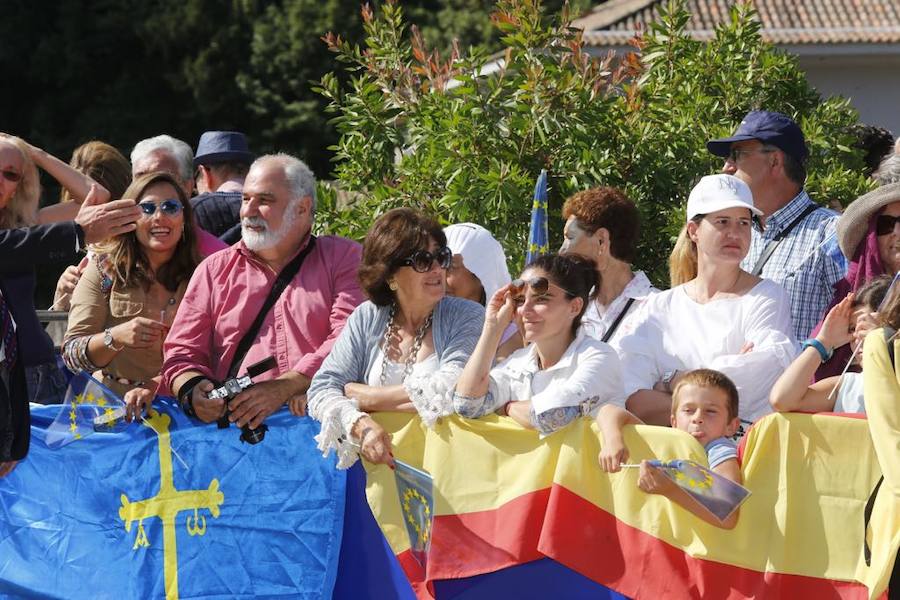 Centenares de personas se han desplazado a Covadonga para ser testigos de un día histórico: la primera visita de la Princesa de Asturias al Real Sitio. 