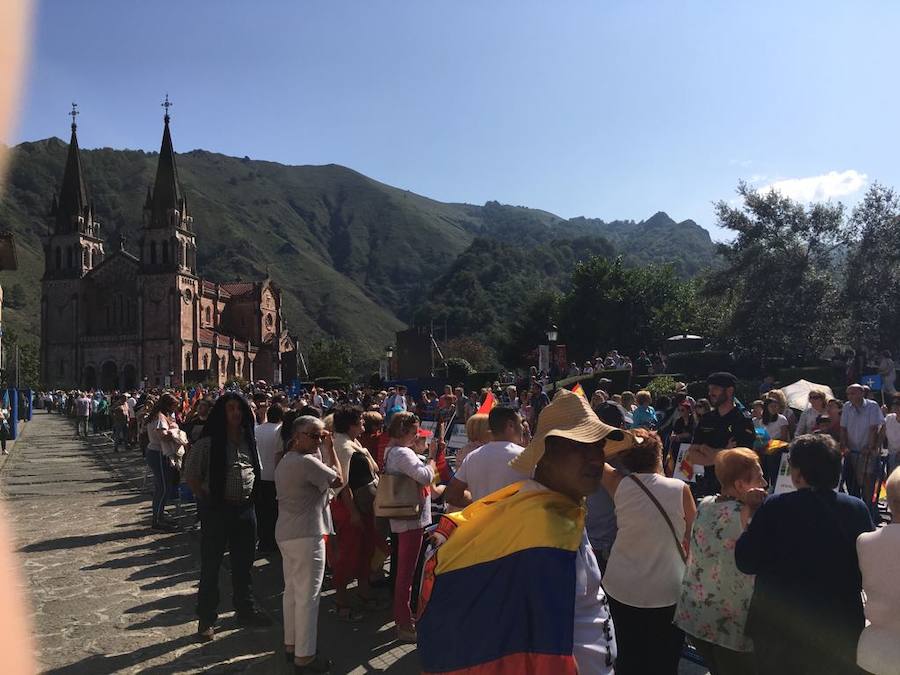 Centenares de personas se han desplazado a Covadonga para ser testigos de un día histórico: la primera visita de la Princesa de Asturias al Real Sitio. 