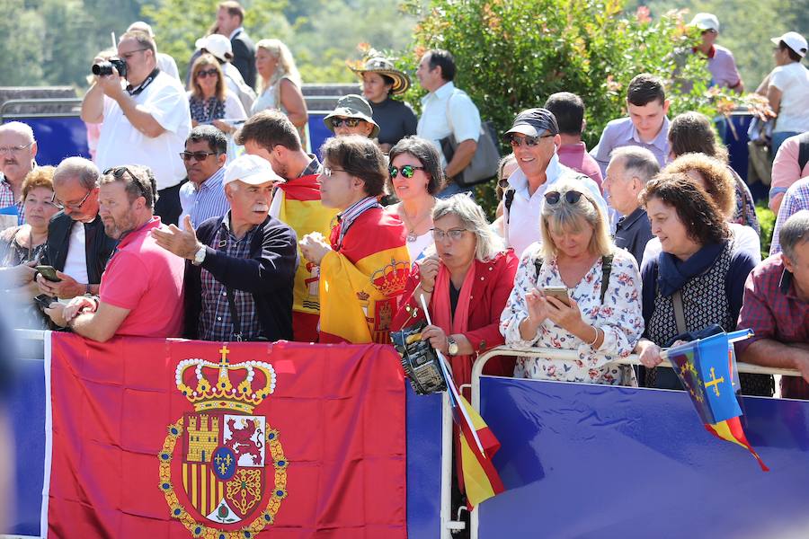 Centenares de personas se han desplazado a Covadonga para ser testigos de un día histórico: la primera visita de la Princesa de Asturias al Real Sitio. 