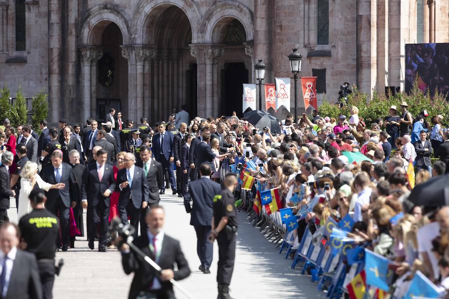 Centenares de personas se han desplazado a Covadonga para ser testigos de un día histórico: la primera visita de la Princesa de Asturias al Real Sitio. 