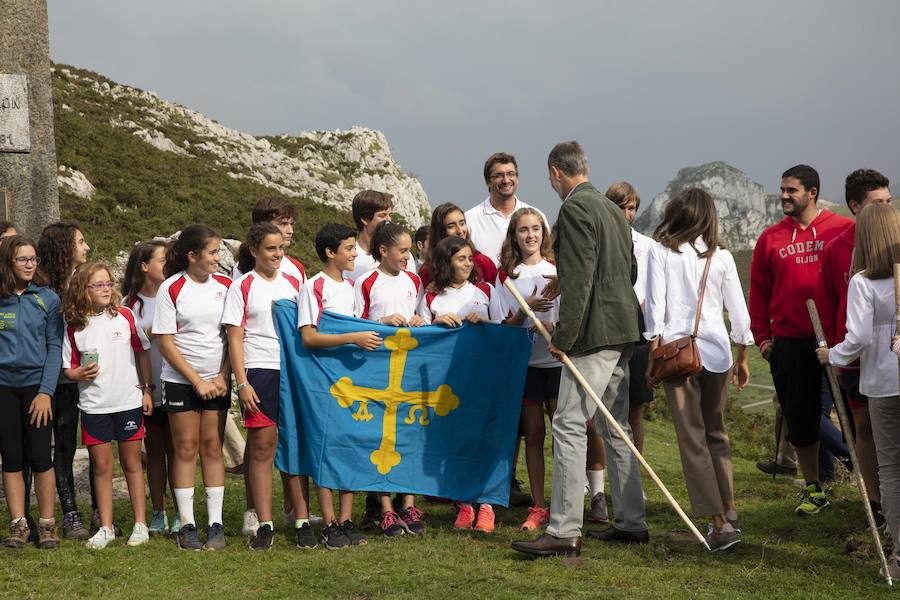 Centenares de personas se han desplazado a Covadonga para ser testigos de un día histórico: la primera visita de la Princesa de Asturias al Real Sitio. 