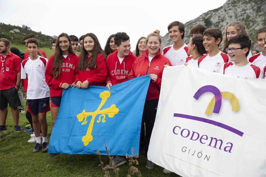 Centenares de personas se han desplazado a Covadonga para ser testigos de un día histórico: la primera visita de la Princesa de Asturias al Real Sitio. 