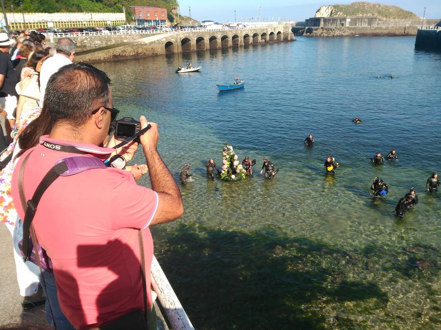 Decenas de personas se han congregado en el puerto de Cudillero para ver, un año más, a los submarinistas del Grupo Ensidesa de Actividades Subacuáticas (Club GEAS) sacar la imagen de la Santina del fondo del mar, una tradición que se remonta al año 1992. Tras llevar la talla en procesión hasta la iglesia, donde presidió la misa, fue devuelta al fondo marino, de donde resurgirá el próximo 8 de septiembre.