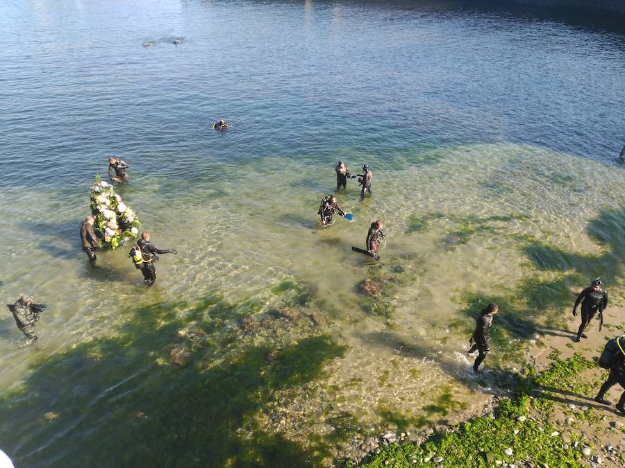Decenas de personas se han congregado en el puerto de Cudillero para ver, un año más, a los submarinistas del Grupo Ensidesa de Actividades Subacuáticas (Club GEAS) sacar la imagen de la Santina del fondo del mar, una tradición que se remonta al año 1992. Tras llevar la talla en procesión hasta la iglesia, donde presidió la misa, fue devuelta al fondo marino, de donde resurgirá el próximo 8 de septiembre.