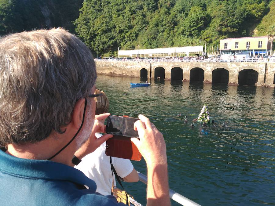 Decenas de personas se han congregado en el puerto de Cudillero para ver, un año más, a los submarinistas del Grupo Ensidesa de Actividades Subacuáticas (Club GEAS) sacar la imagen de la Santina del fondo del mar, una tradición que se remonta al año 1992. Tras llevar la talla en procesión hasta la iglesia, donde presidió la misa, fue devuelta al fondo marino, de donde resurgirá el próximo 8 de septiembre.