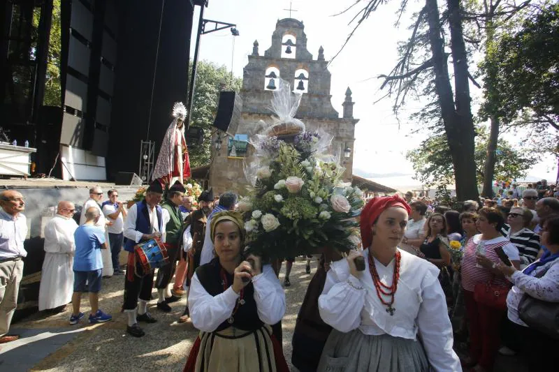 Langreo festeja hoy el día grande de su patrona, la Virgen del Carbayu. Además de la misa, la tradicional procesión y la comida campestre, se ha hecho entrega del galardón langreano de Honor 2018 al Conservatorio de Música del valle del Nalón.