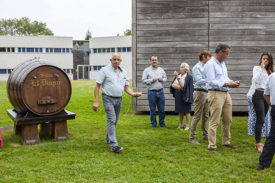 Durante el acto se descubrió una placa en honor a Luis Adaro