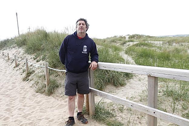 Ignacoi Flórez, sobre una de las pasarelas de las dunas de El Espartal. 