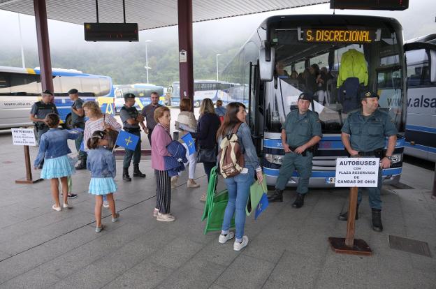 Salida de los buses gratuitos de Cangas a Covadonga. 