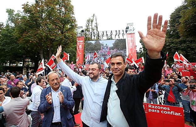 El alcalde de Oviedo, Wenceslao López; el secretario general de la FSA, Adrián Barbón, y el presidente del Gobierno, Pedro Sánchez, en Oviedo. 