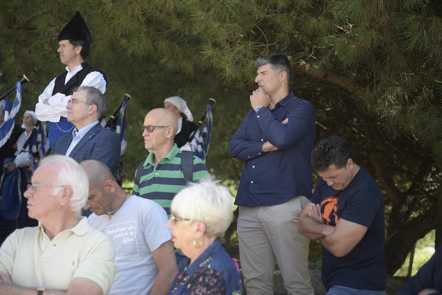 El alcalde, Wenceslao López, ha presidido el acto del descubrimiento de la placa del Parque Emilia García 'La Pixarra' en memoria de la gran aficionada del Real Oviedo.