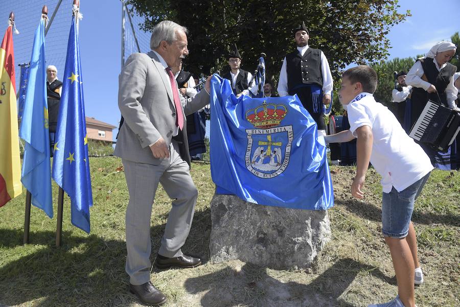 El alcalde, Wenceslao López, ha presidido el acto del descubrimiento de la placa del Parque Emilia García 'La Pixarra' en memoria de la gran aficionada del Real Oviedo.