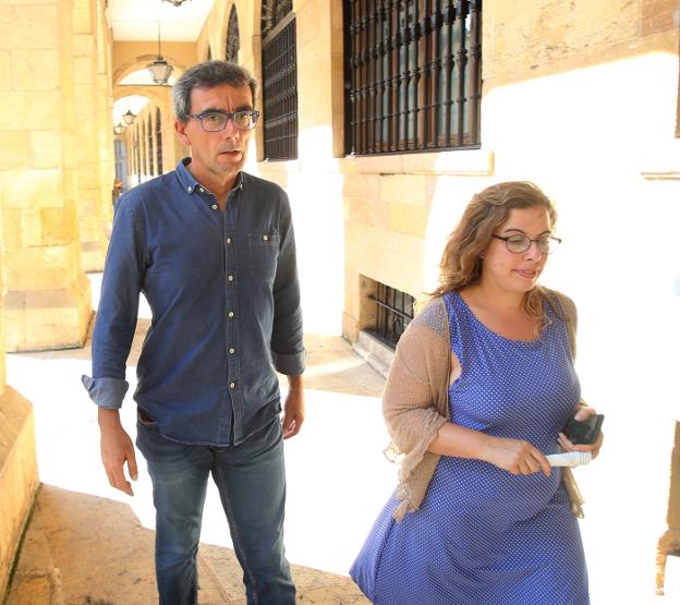 Manuel Carreo de Roa e Inés Rodríguez en el Consistorio. 