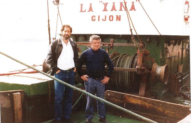 Avelino Fernández Cocaño, 'El viruta', a la derecha, con el hijo del patrón pesquero que fuera delantero del Sporting José Gutiérrez Mijares. 