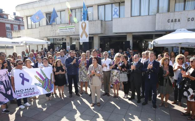 En el centro la alcaldesa de El Franco, Cecilia Pérez, rodeada de representantes políticos y vecinos. 