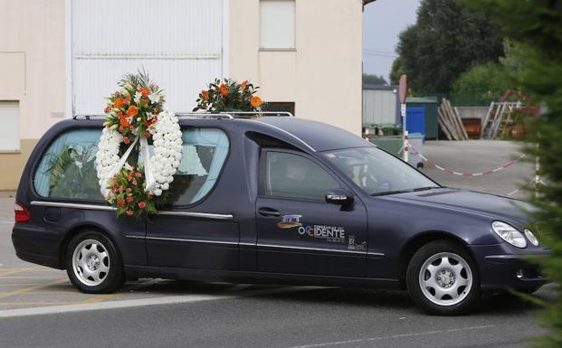 El coche fúnebre llega al tanatorio de Jarrio.