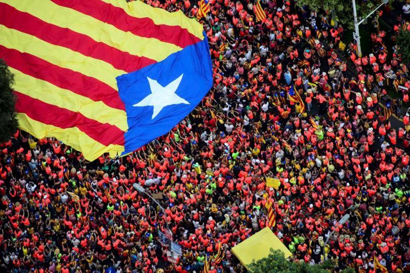 Esteladas, camisetas fluorescentes de color coral patrocinadas por la Asamblea Nacional Catalana (ANC) y lazos amarillos inundan las calles