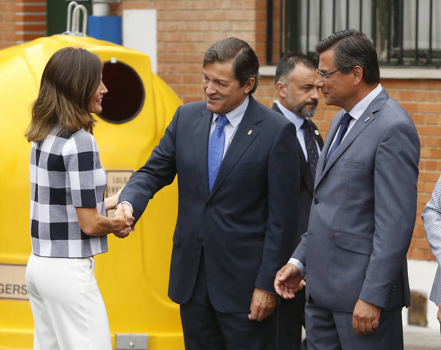  Doña Letizia estuvo conversando con los niños sobre sus actividades escolares. 