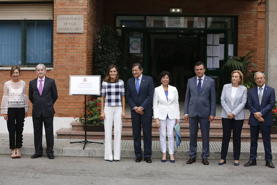  Doña Letizia estuvo conversando con los niños sobre sus actividades escolares. 