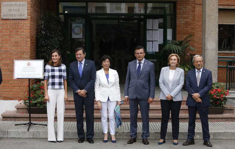  Doña Letizia estuvo conversando con los niños sobre sus actividades escolares. 