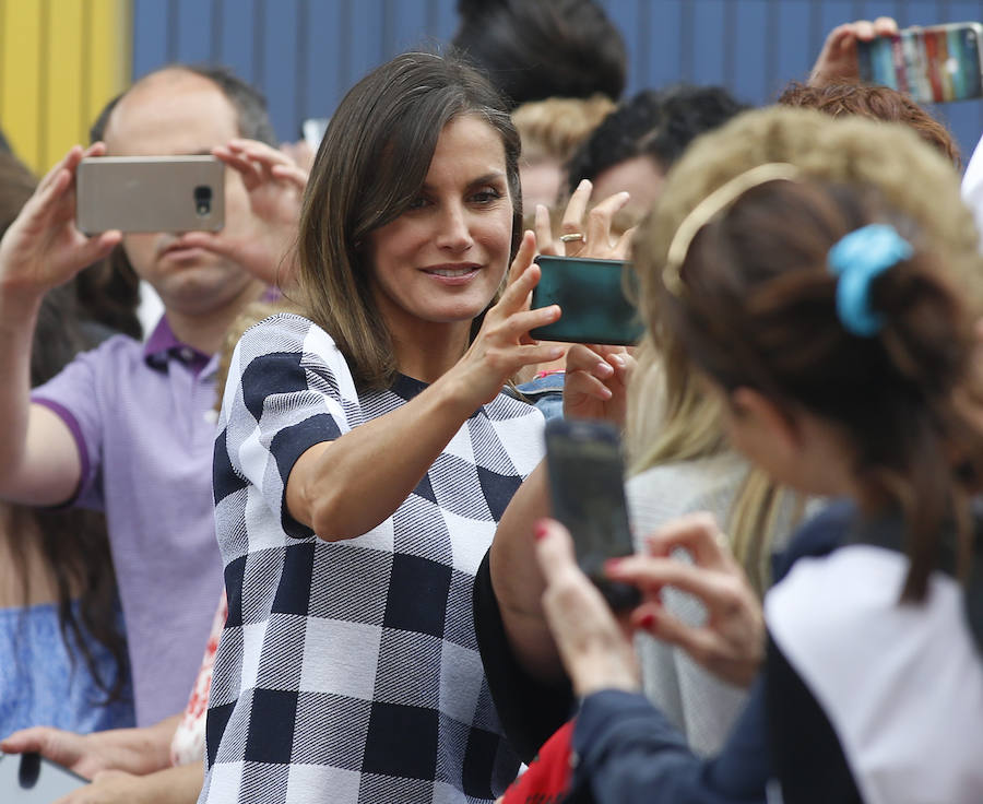  Doña Letizia estuvo conversando con los niños sobre sus actividades escolares. 