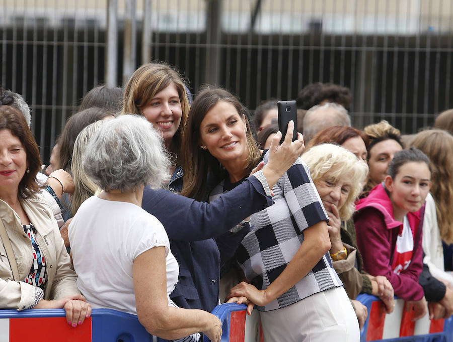  Doña Letizia estuvo conversando con los niños sobre sus actividades escolares. 