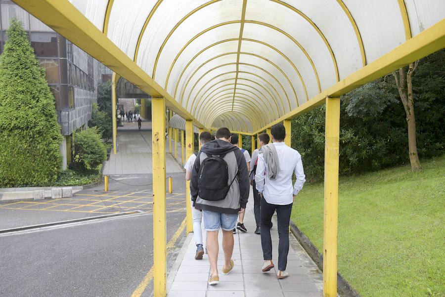 Los estudiantes de la Universidad de Oviedo han vuelto este martes a las aulas. Algunos de ellos pisan por primeras vez las escuelas y facultades asturianas. La inauguración oficial del curso tendrá lugar este miércoles