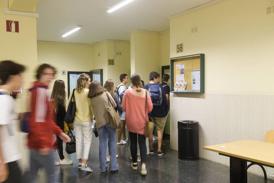 Los estudiantes de la Universidad de Oviedo han vuelto este martes a las aulas. Algunos de ellos pisan por primeras vez las escuelas y facultades asturianas. La inauguración oficial del curso tendrá lugar este miércoles